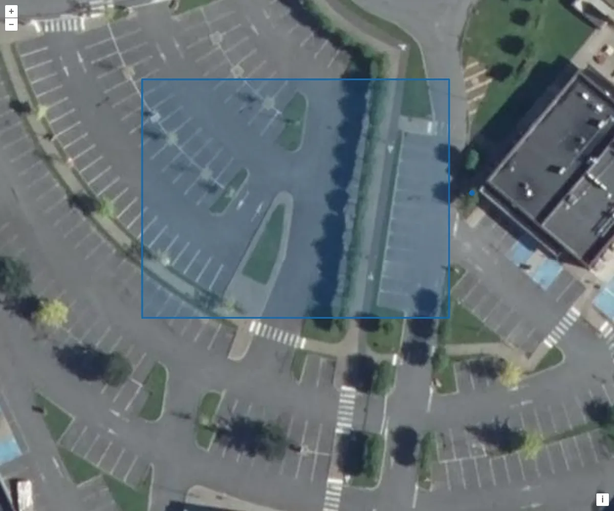 Parking d'entreprise vu du ciel avec tracé de mesure de surface sur fond de carte IGN